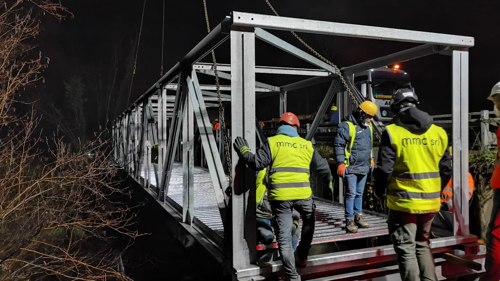 Ronzoni srl per le infrastrutture stradali. Realizzazione e posizionamento Ponte in notturna a Vigevano (PV) per il parco del Ticino.
